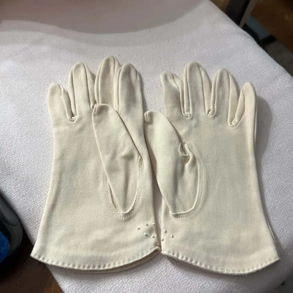 Vintage‎ White Embroidered Floral Gloves
